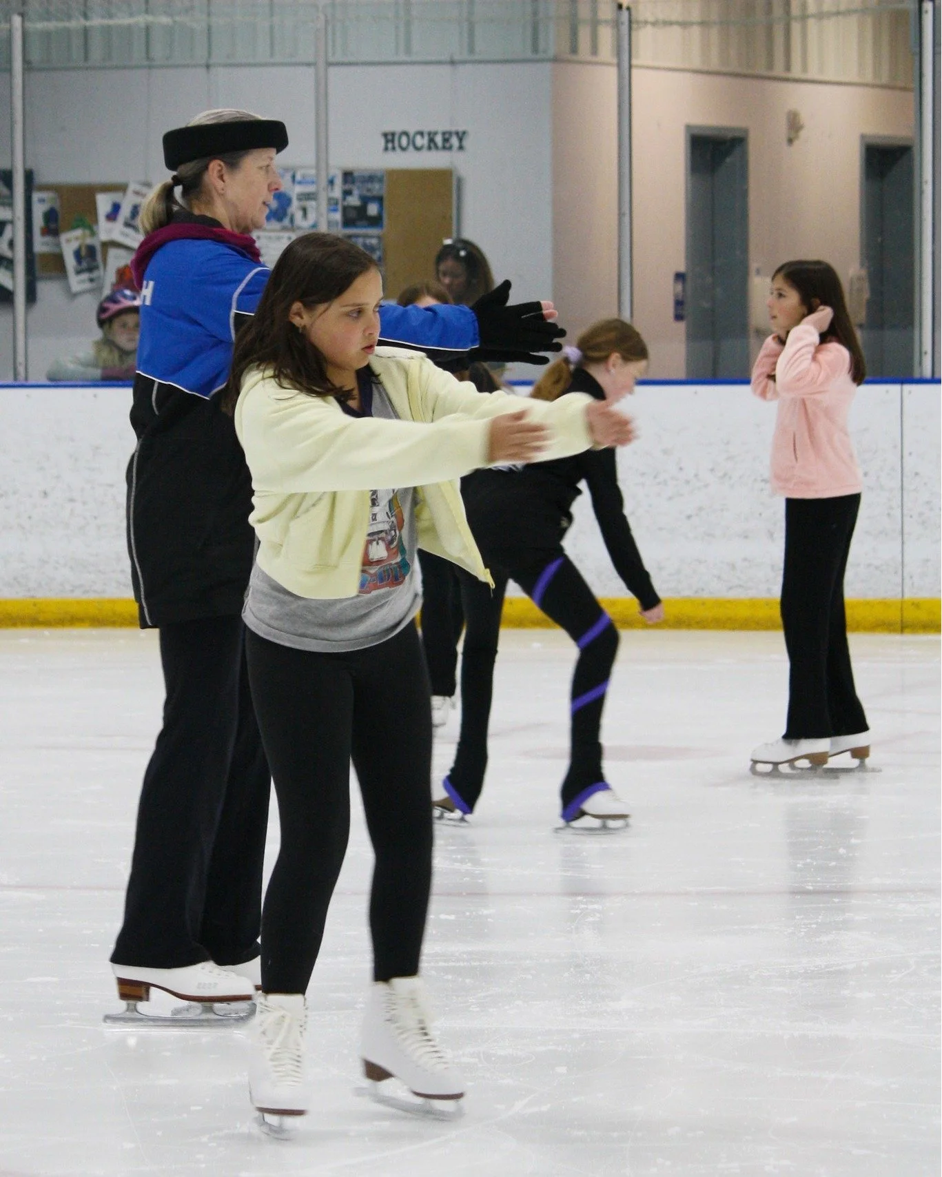 The Advanced Learn to Skate class is learning all kinds of cool stuff with Coach Laurie! Many of our skaters are preparing for the spring skating show coming up on May 17th at 3:30!

#learntoskate #LearnToSkateUSA #thegardenicearena #gardenskatingaca