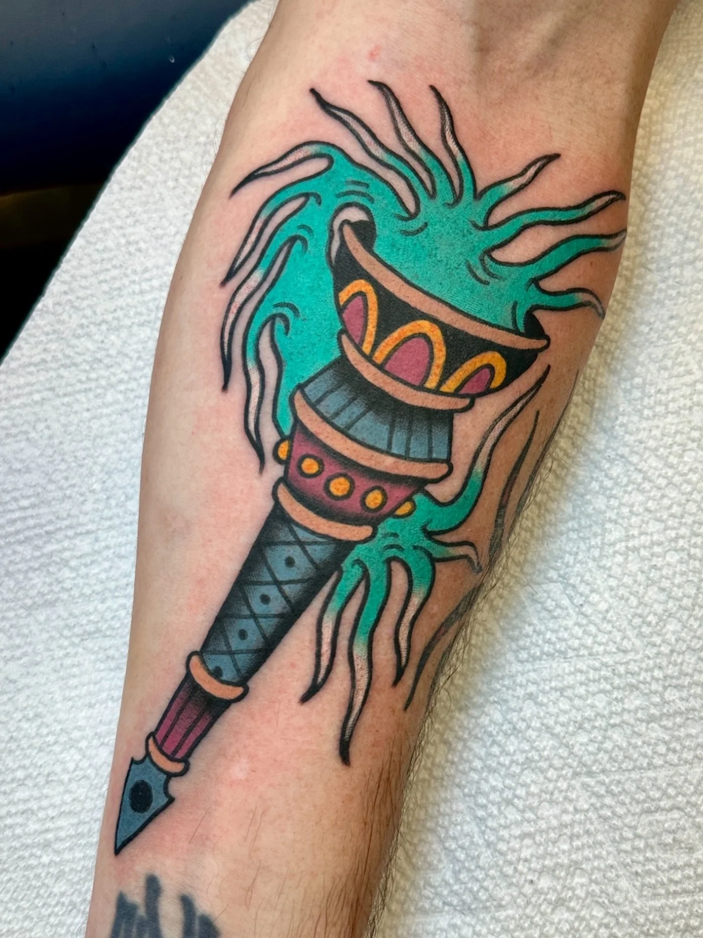 Fun torch tattoo that Chris scooped up from my flash. I was feeling some different colors in the moment and went with it. Always willing to change colors up!

🏁Link in my bio to schedule!🏁

Tattoos made at @wingandwheel_tattoo 

#traditionaltattoos