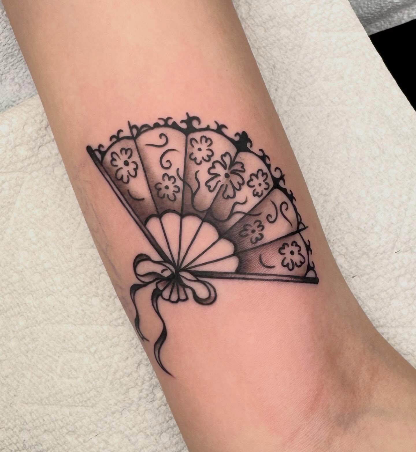Dainty fan for Tessa! 💘