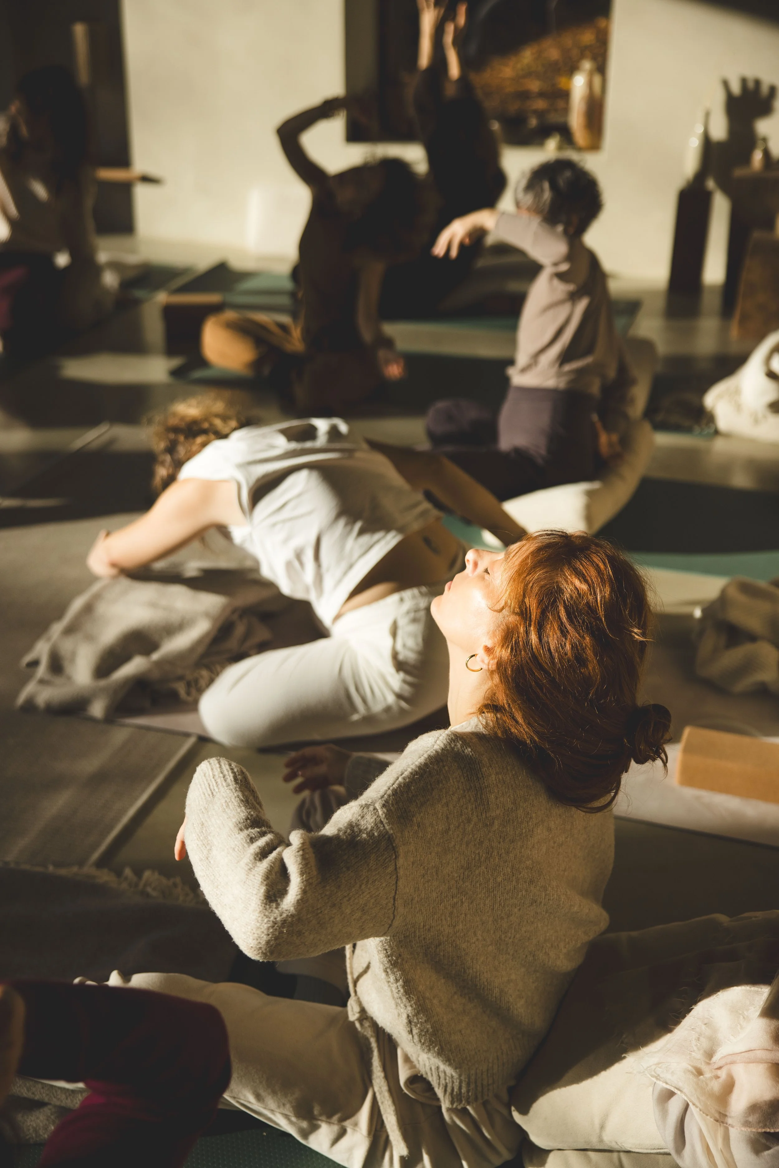 Personnes allongées sur le sol en méditation - relaxation, lors d'une séance de breathwork, respiration consciente et mouvement intuitif.