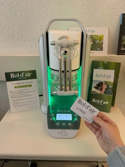 Le bol d'air Jacquier, un appareil d'oxygénation naturelle au moyen d'huile essentielle de pin capable d'augmenter d'environ 168x plus l'apport d'oxygène aux cellules.
