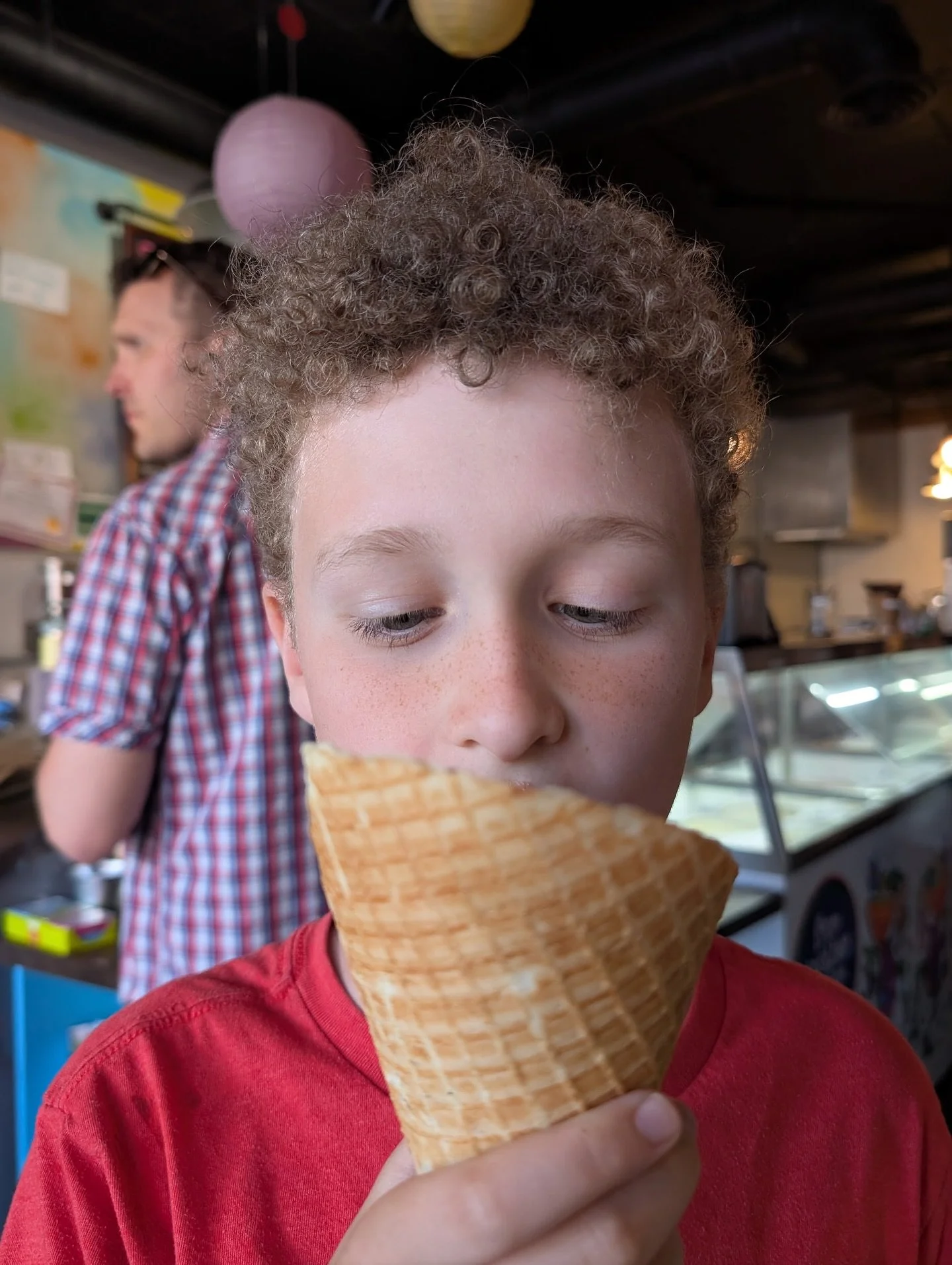That was quick! First timers over at @fromanotherudder in #carltonoregon, AND NOW REGULARS! Right in Main Street, next to @parkandmaincarlton and @ikigaicarlton, with more dairy-free flavors than I have seen anywhere else! #df #dairyfree. Griffin got