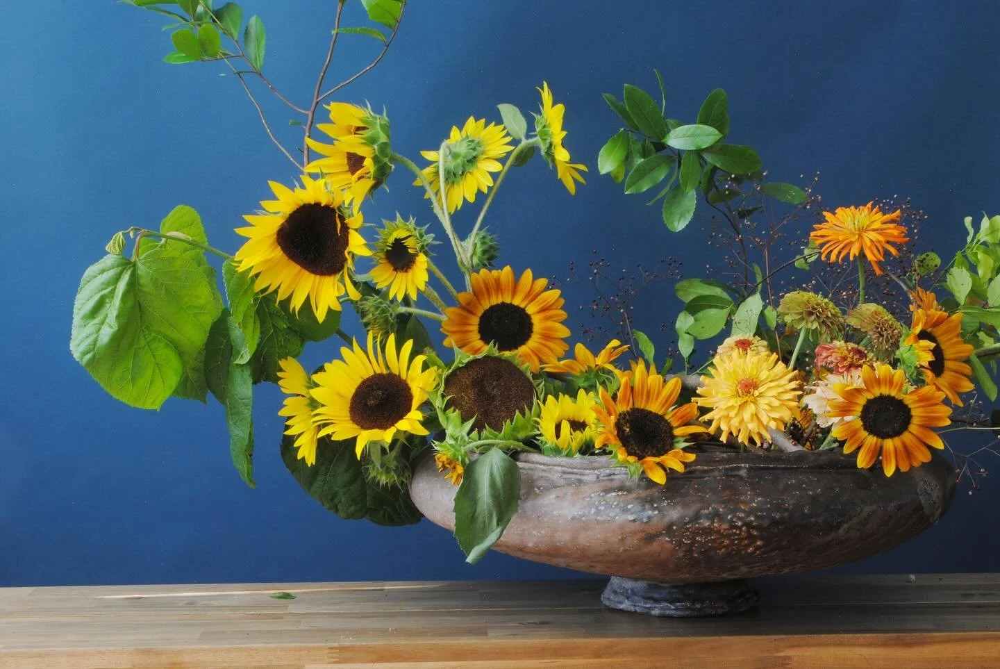 Sunshine daydream 

Florida grown blooms in the wide mouth vessel.

Shots from a garden play day at @blue_house_florals

I set myself for a fun challenge with this design, the only mechanics involved were sticks and stems. No wire no taping