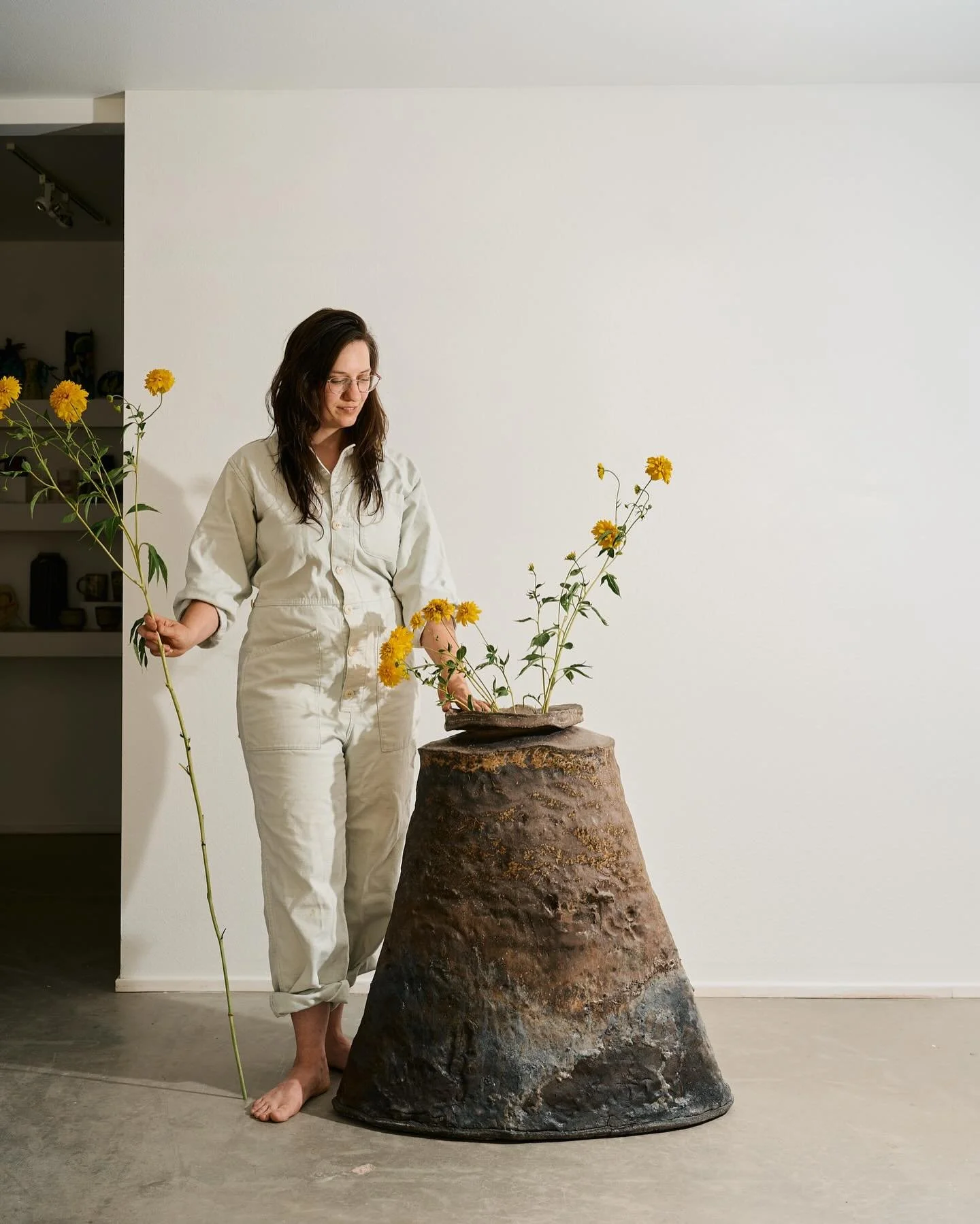 a Woodfired vase for some tall flowers 
I dream of this pot in the garden, surrounded by ferns and lily of the valley

made in Montana

📸 @jessinmissoula