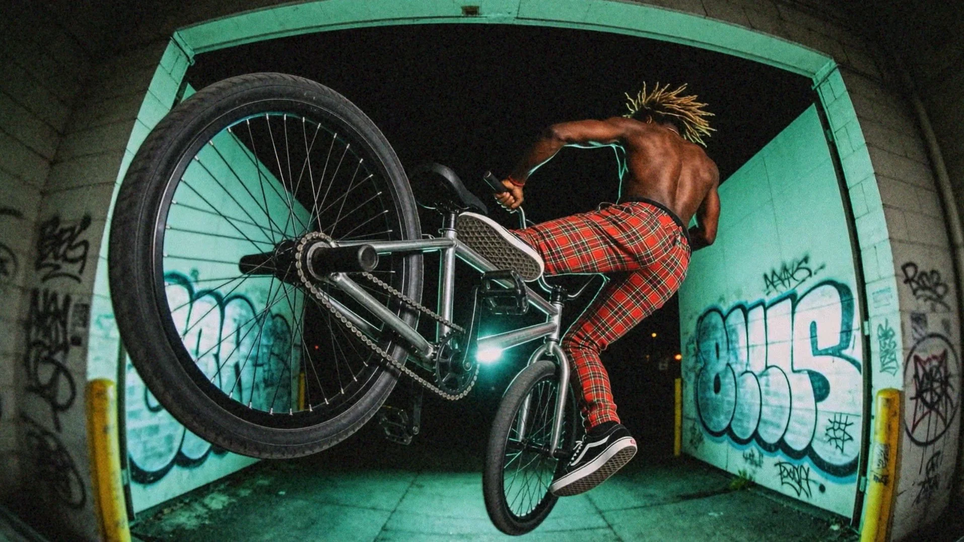 Vans_4K_16x9_01.jpg