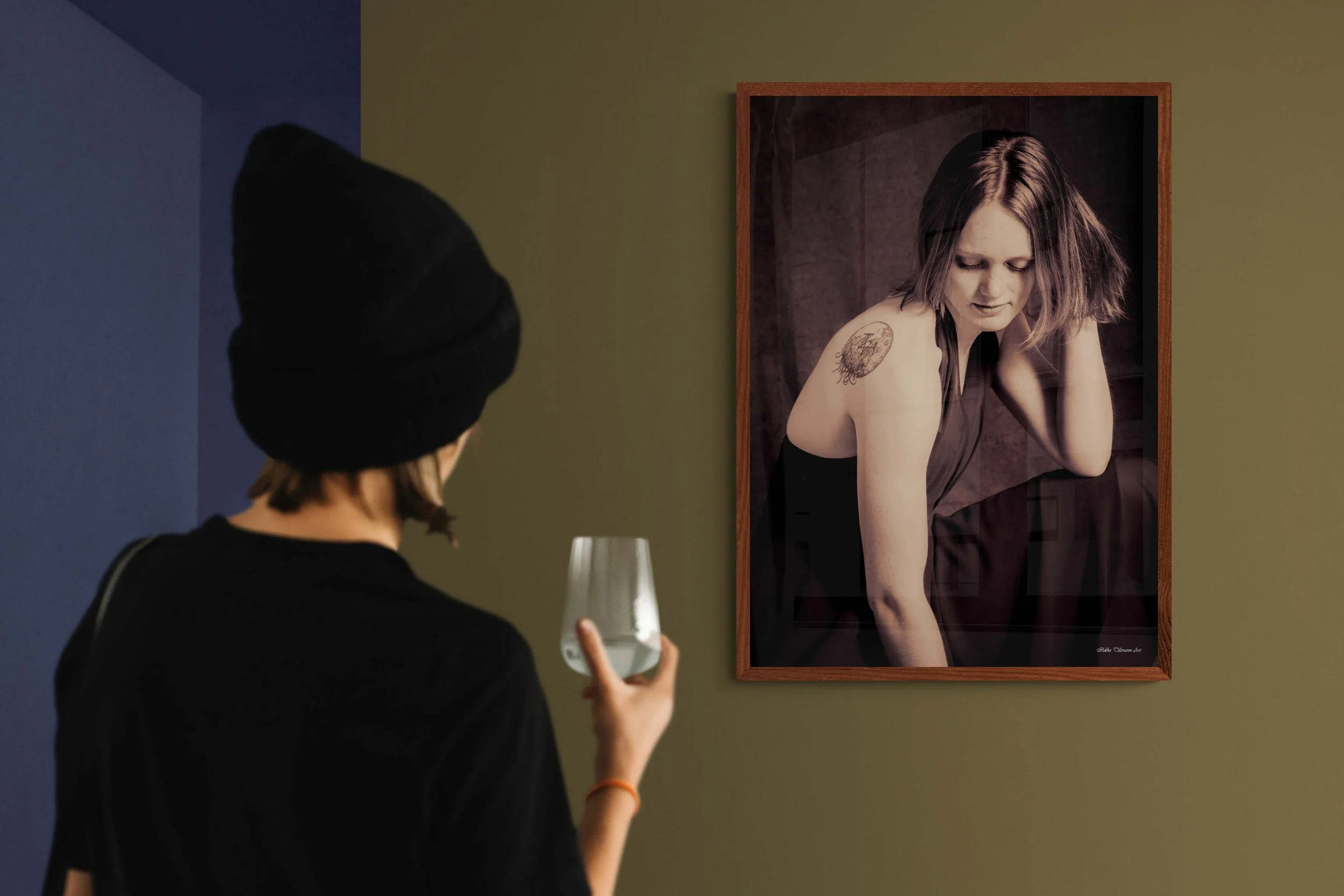 close-up-of-a-woman-next-to-a-gallery-wall (4).jpg