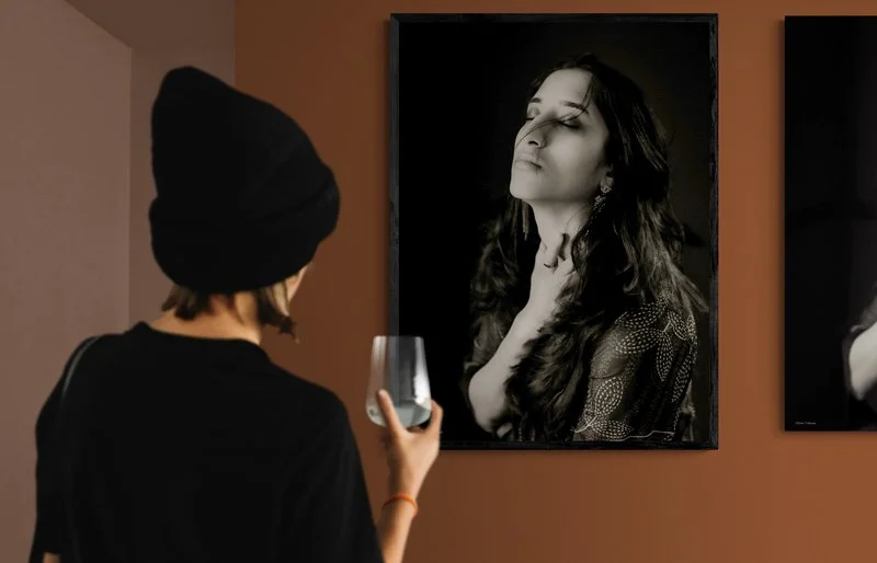 close-up-of-a-woman-next-to-a-gallery-wall (10).jpg