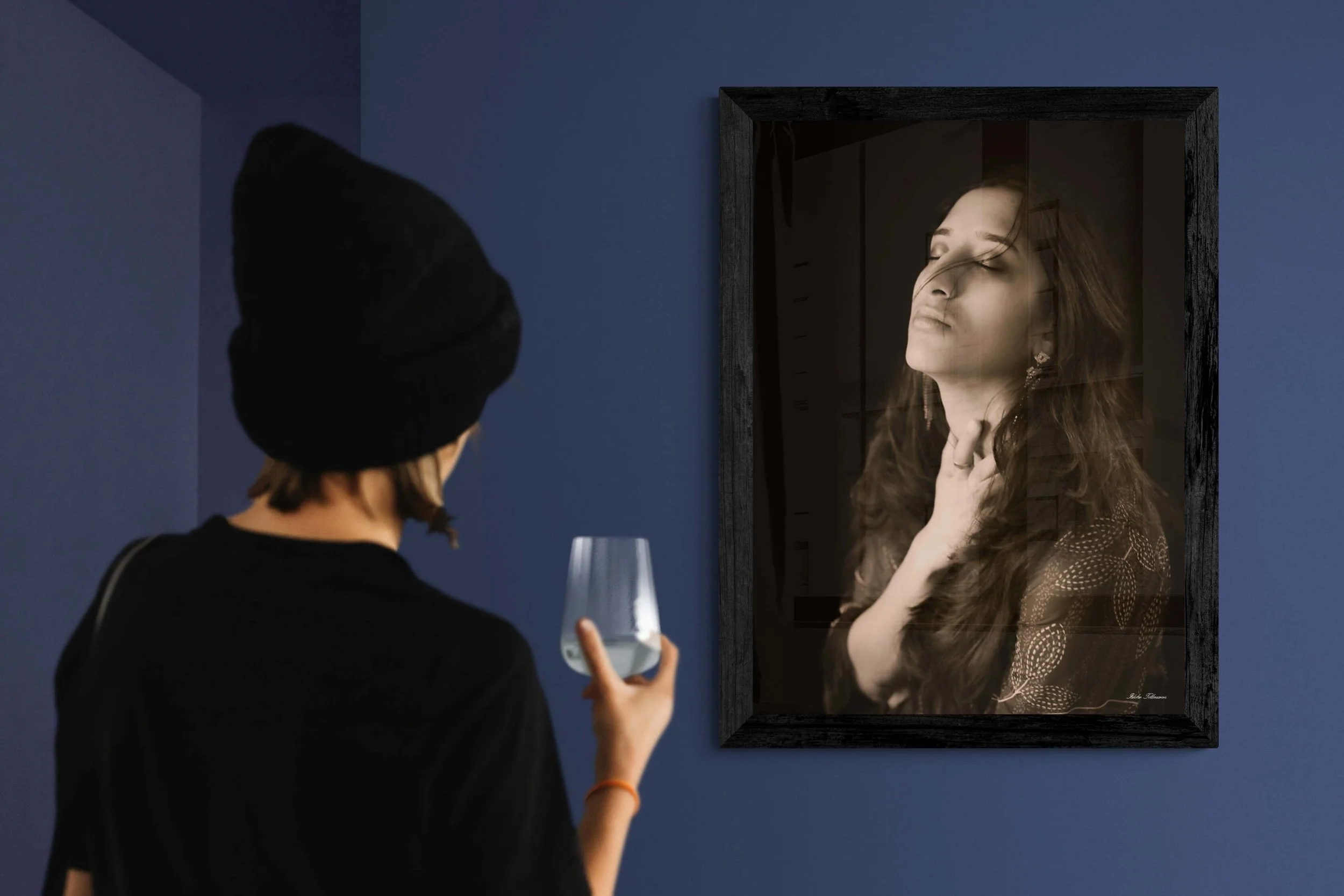 close-up-of-a-woman-next-to-a-gallery-wall (3).jpg