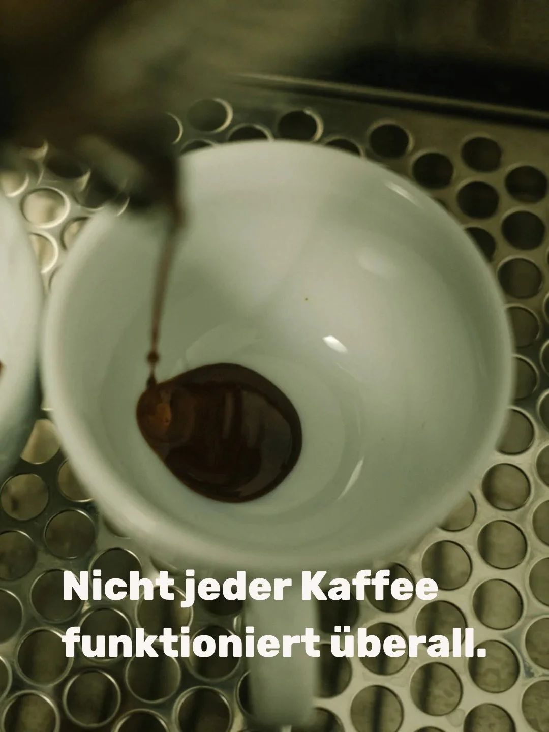 Unser Kaffee ist kein Zufall.

Er wurde bewusst ausgew&auml;hlt &ndash;
weil er funktionieren muss,
unter unterschiedlichen Bedingungen,
f&uuml;r unterschiedliche Menschen.

Out of the Dark
von @wildkaffee