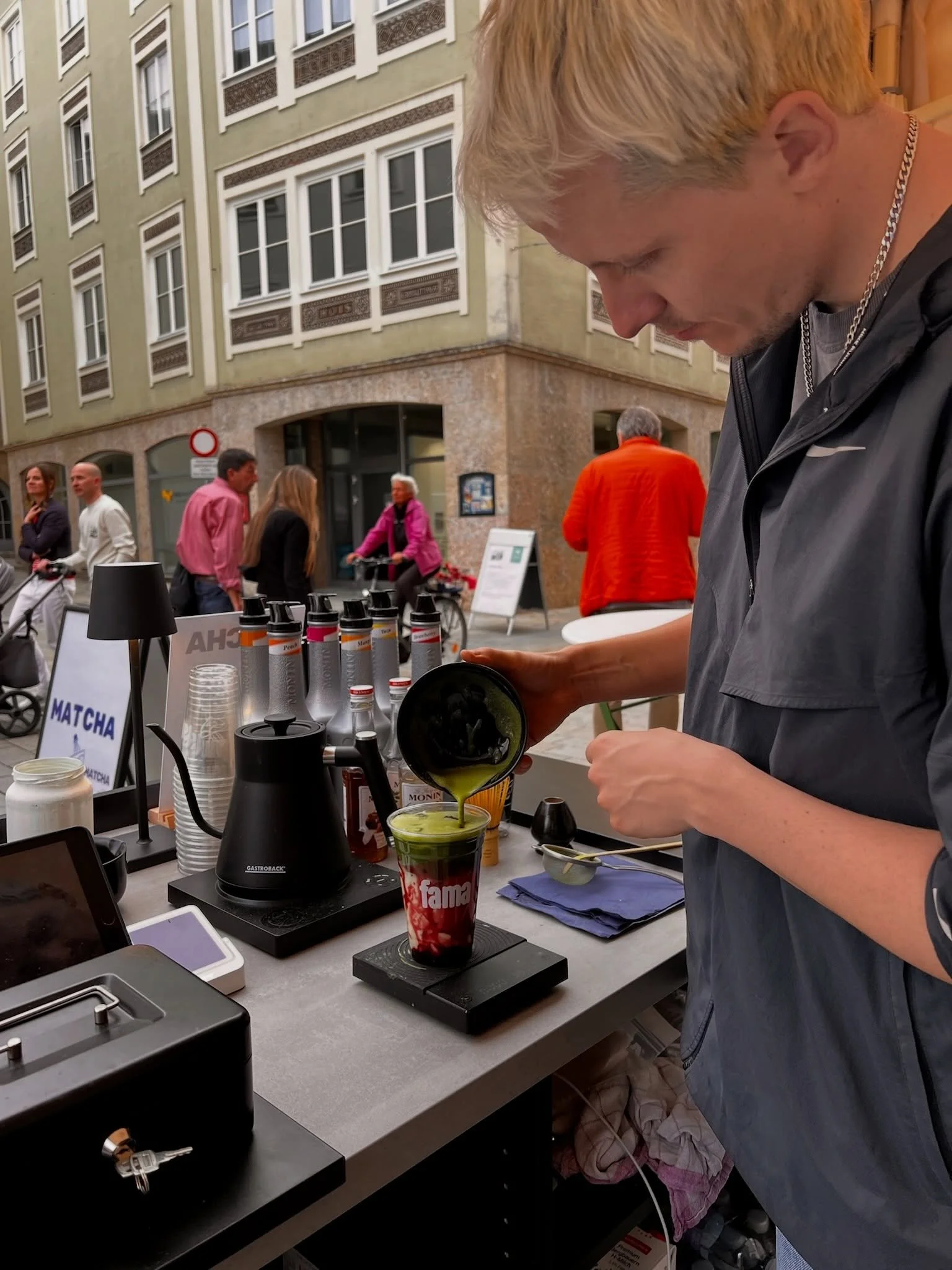 summer evenings &amp; matcha 🍵✨

gestern waren wir beim moonlight shopping in Hallein 💙
zwischen musik, altstadtflair und unseren neuen summer signatures war es ein richtig sch&ouml;ner abend 🥹

danke f&uuml;r jeden einzelnen matcha, jedes liebe g