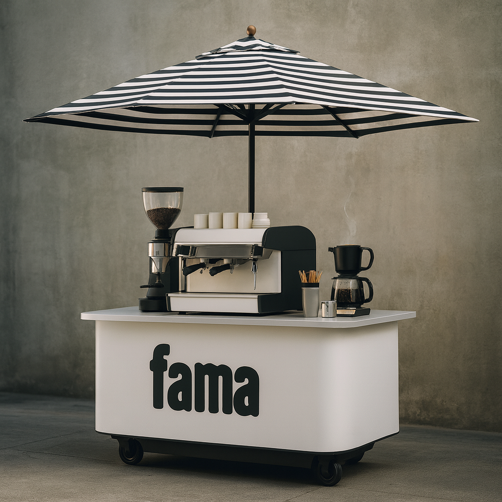 KI-generierter mobiler Kaffeestand mit großen Sonnenschirm und Espressomaschine, Kaffeebohnen im Durchlaufbehälter, Kaffeetassen, Kaffeezubehör, auf einem weißen Wagen mit 'fama' Aufschrift gegen eine graue Wand.