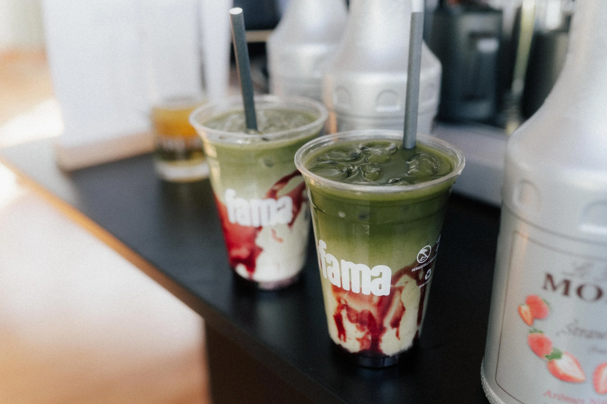 Zwei Iced Strawberry Matcha Drinks von fama bei einem Event