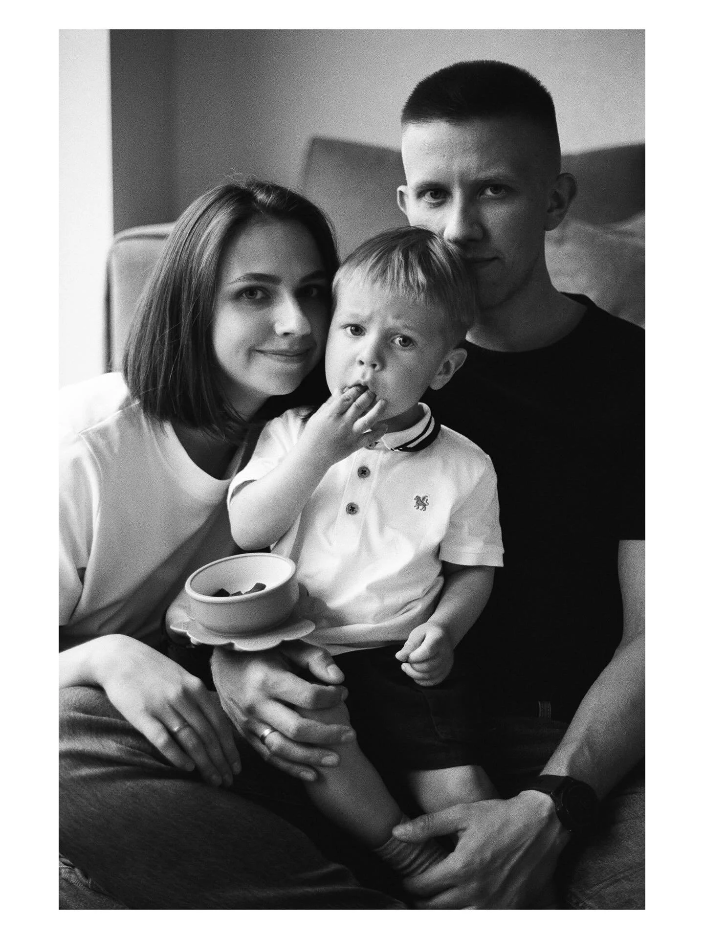 Kodėl jūsų namai -  geriausia vieta &scaron;eimos fotosesijai?

&bull; Tiek jūs, tiek vaikai savo aplinkoje jausitės atsipalaidavę. Daugiau kaip kasdienybėje, mažiau kaip fotosesijoje.

&bull; Nereikia papildomai ruo&scaron;tis - važiuoti į studiją, 