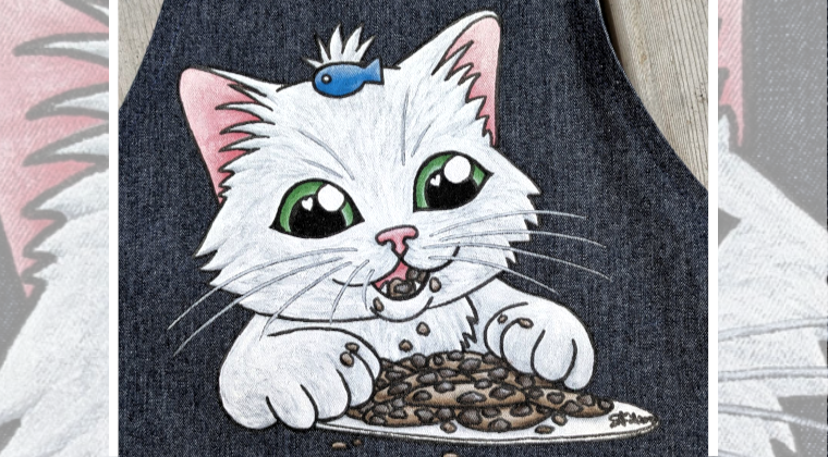 Illustration d'un chat blanc avec un poisson bleu sur la tête, mangeant des graines ou du riz dans une assiette.