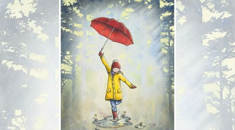 Une enfant portant un manteau jaune, un bonnet rouge et des bottes rouges, marche dans une flaque d'eau dans une forêt, en tenant un parapluie rouge dans une main et levant l'autre bras.