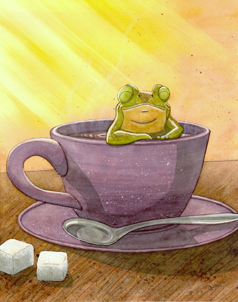 Une grenouille verte assise dans une tasse de café violette avec une cuillère, sur une table en bois, avec deux morceaux de sucre à côté, sous une lumière chaleureuse.