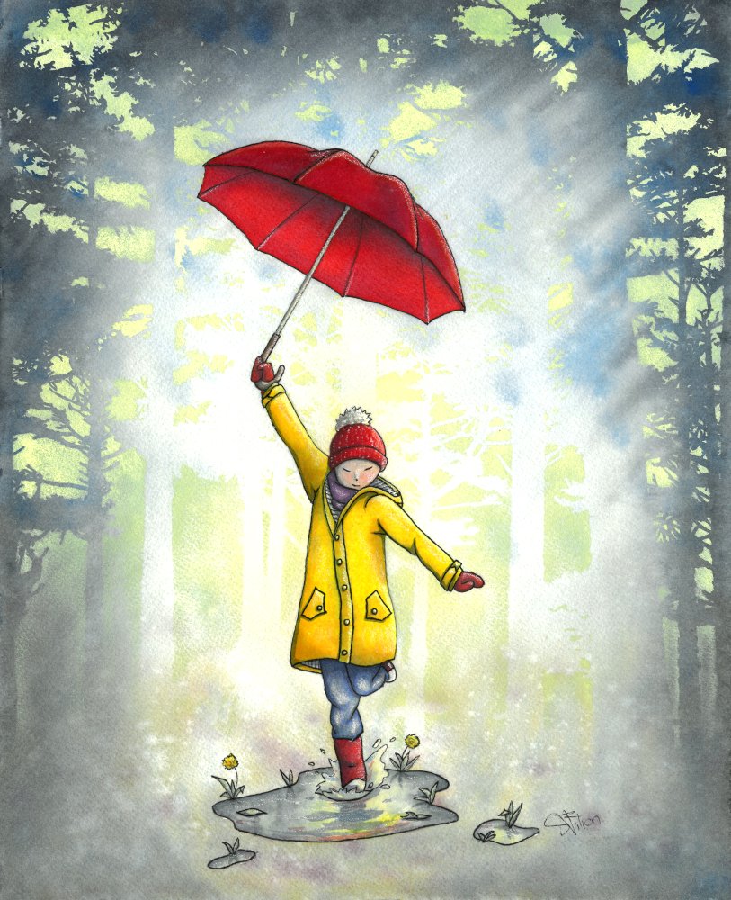 Une jeune fille en manteau jaune, bonnet rouge et bottes rouges marche dans une flaque d'eau dans une forêt, tenant un parapluie rouge en l'air sous un ciel nuageux.