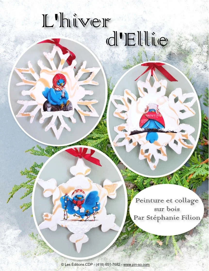 Trois ornements en forme de flocons de neige en bois peints avec des personnages de l'hiver, décorés de rubans rouges, sur un fond de branches de sapin et de neige.