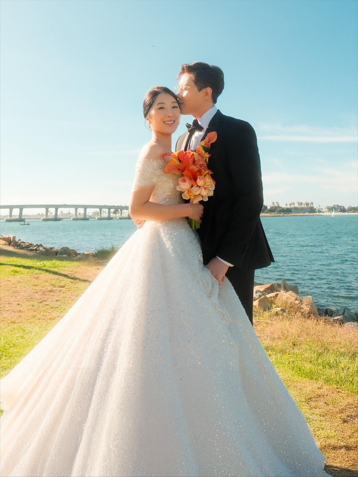 R + H 10.25.25 ✨🤍💍

Coordination | @gloweventcoordination 
Venue | @danaweddings @danamissionbay 
Florist | @chic.flowers 
Photo | @gundam_snap 
Video | @lustre.tg 

#sandiegoweddings #sandiegoweddingplanner #sandiegodayofcoordinator #socalweddingc