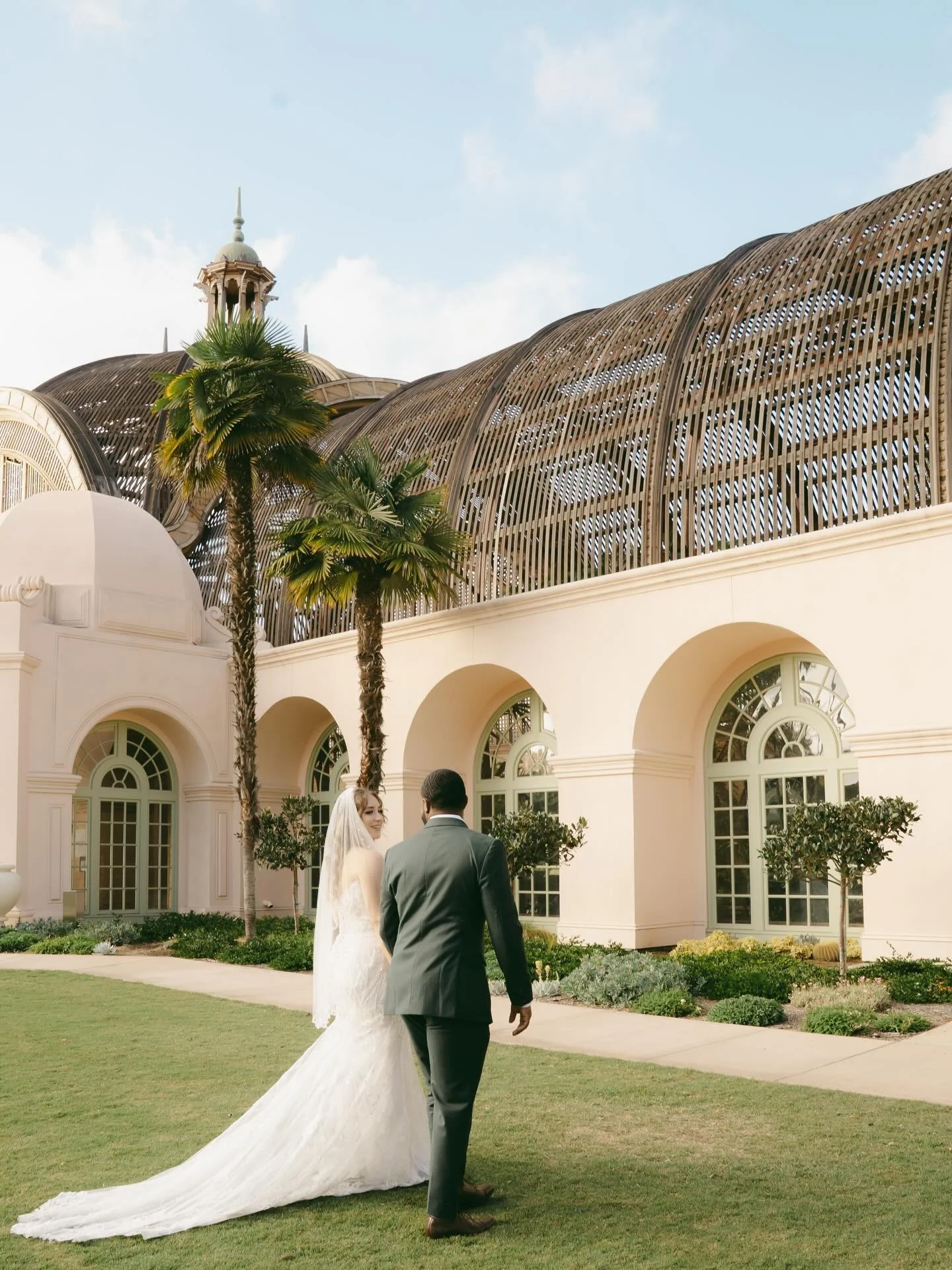 Mr. &amp; Mrs. Byrd ✨💍🤍

Location | Balboa Park Botanical Gardens
Photographer | @cristinanavaphoto 
Florist | @bydianaflores 

#sandiegoweddings #sandiegoweddingplanner #sandiegodayofcoordinator #socalweddingcoordinator #weddingcoordinatorsandiego