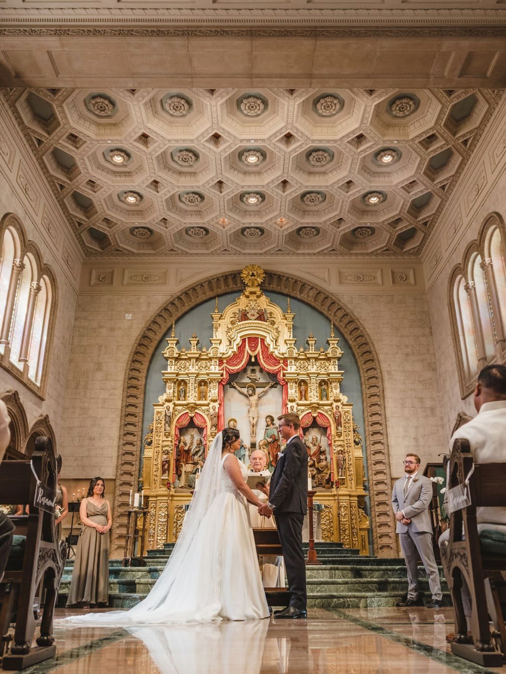 a sweet, meaningful ceremony surrounded by love at The Founder&rsquo;s Chapel 🤍

Photo/Video: @ksmithsonphotography 
Florist: @redhouseflowercompany 

#sandiegoweddings #sandiegoweddingplanner #sandiegodayofcoordinator #socalweddingcoordinator #wedd