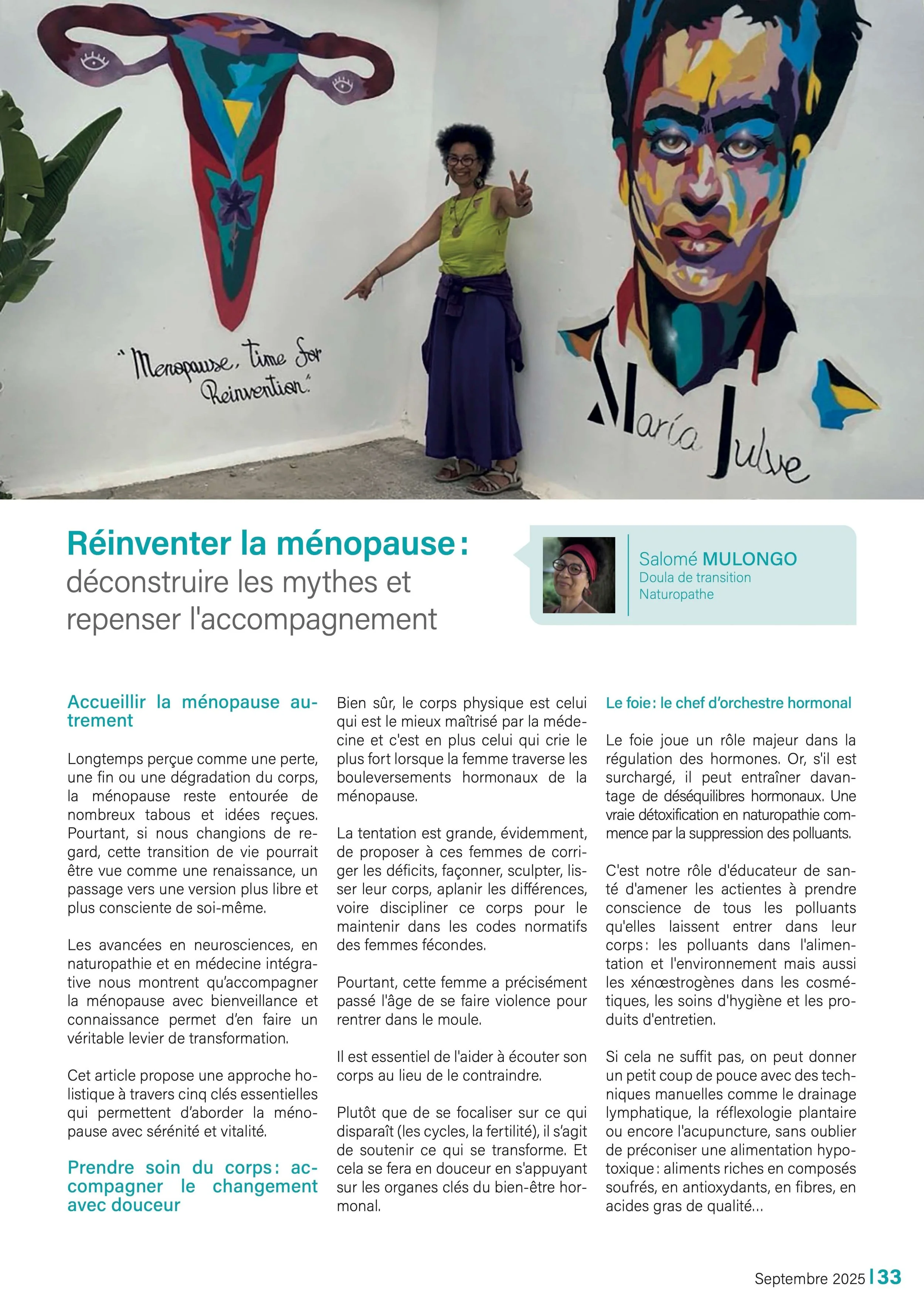 Salomé Mulongo devant deux œuvres d'art murales colorées de Maria Julves, pharmacienne à Ibiza. La première est une représentation stylisée de l'utérus avec une déclaration sur la ménopause. La seconde est un portrait de Frida Khalo.