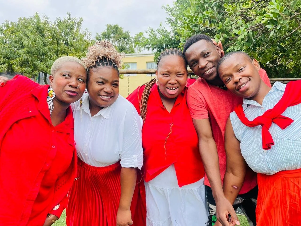 Die Lehrerinnen und Lehrer vom Imizamo Yethu Learning Hub in Kapstadt.