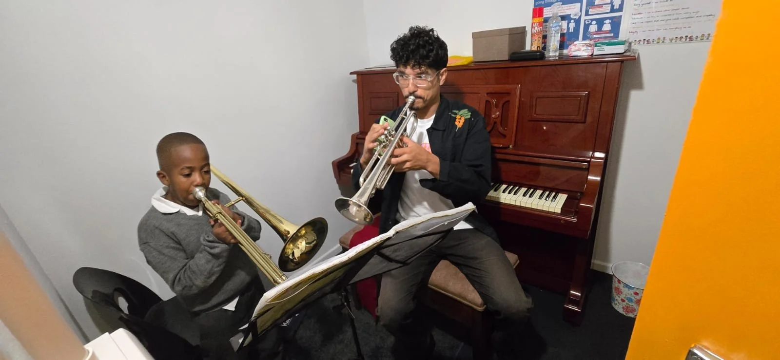 Schüler und Lehrer von der Kronendal Music Academy spielen Trompete.