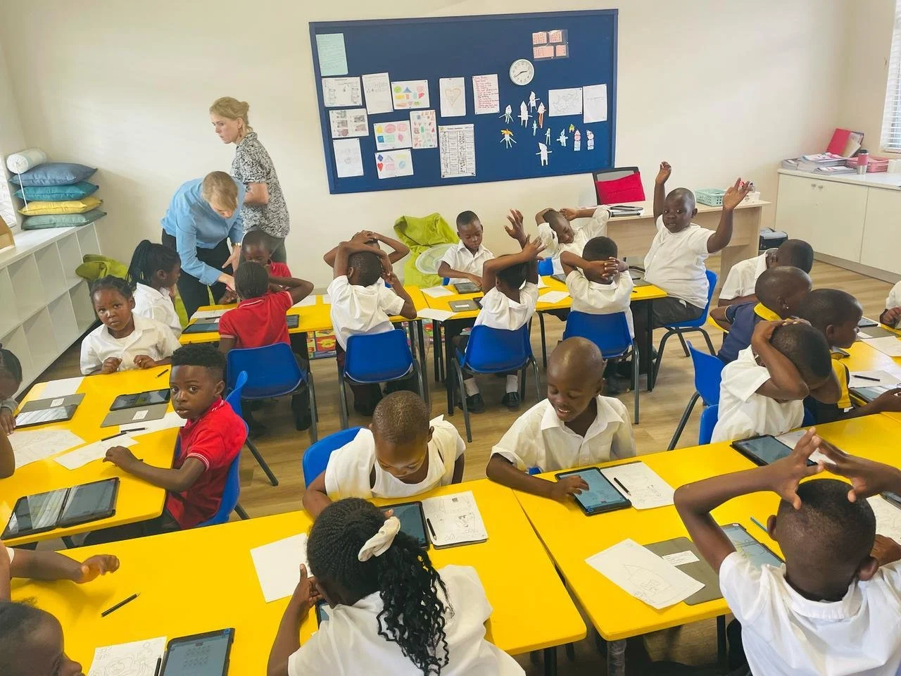 Schülerinnen und Schüler im Unterricht im Imizamo Yethu Learning Hub in Kapstadt.