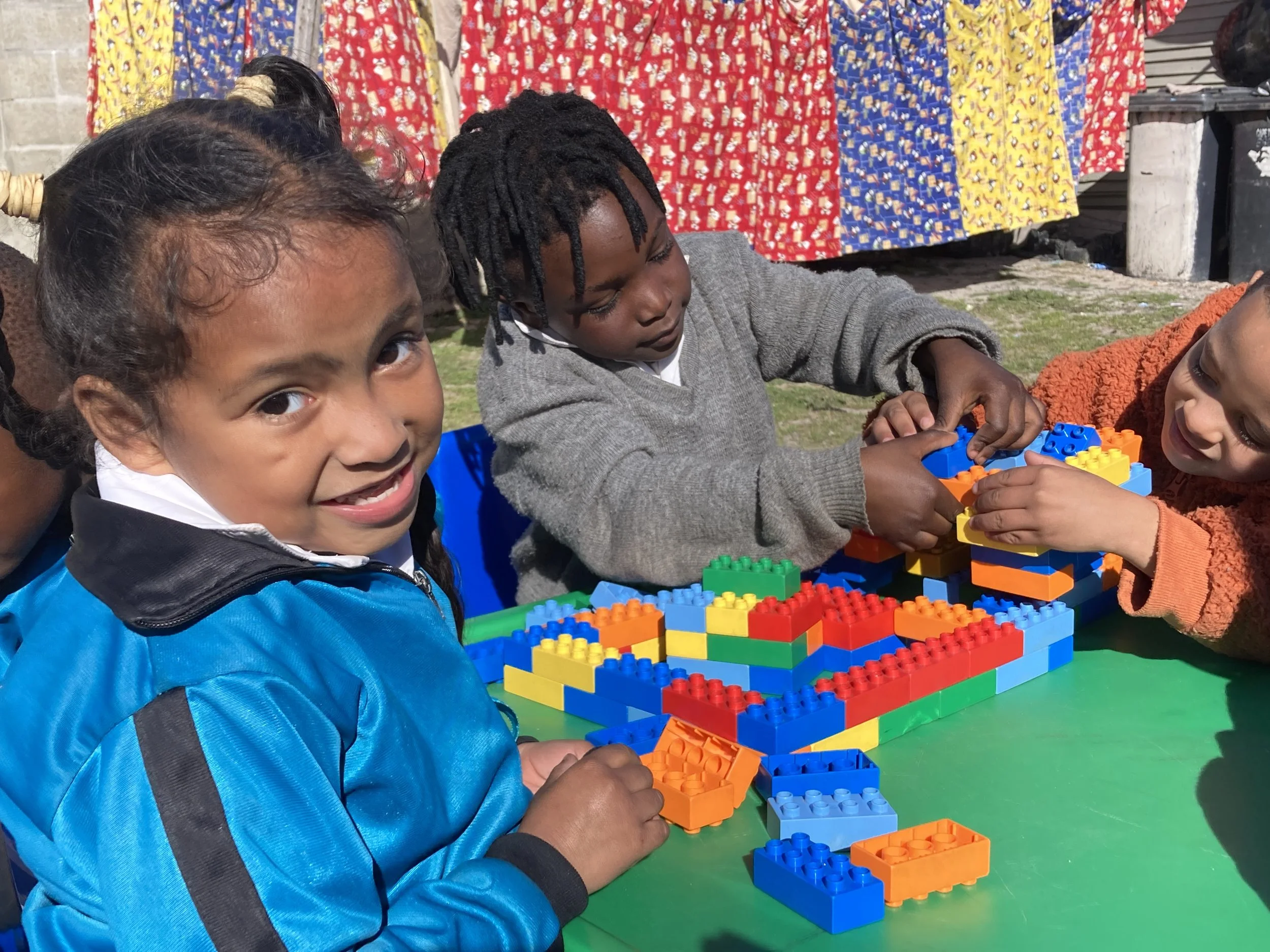 Kinder vom True North Kindergarten spielen mit Lego.