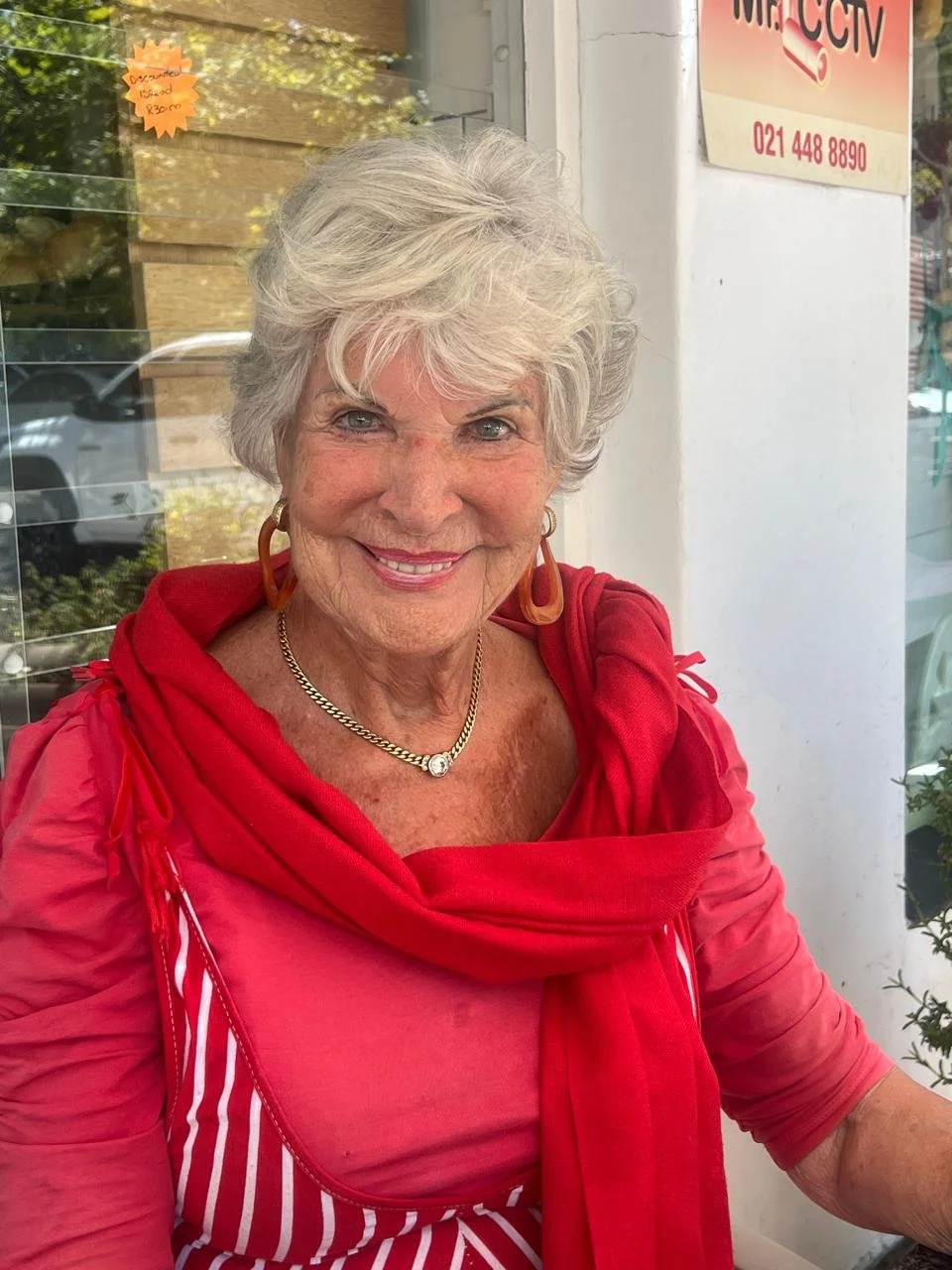 Die Gründerin der Kinderhilfe-Kapstadt, Marlis Schaper in einem roten Kleid.