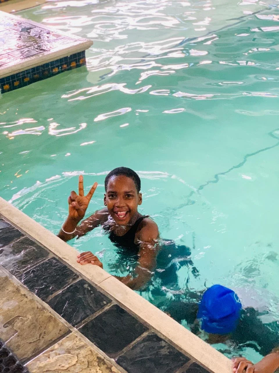 Jugendliche hat Spass beim Schwimmunterricht vom Sakhisizwe Youth Development Program.