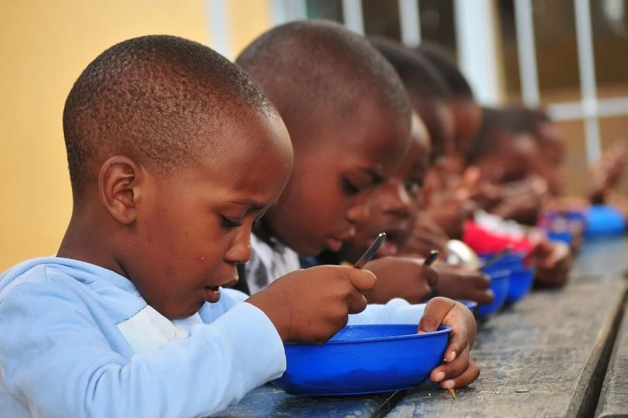 Jungs essen zu Mittag im Kindergarten Little Lambs in Kapstadt.