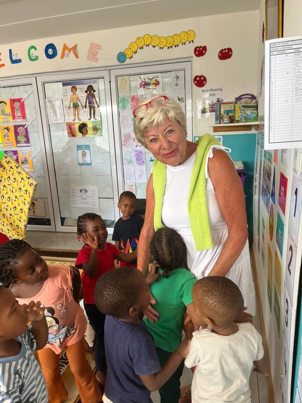 Elker Zwicker, Projekleiterin von der Kinderhilfe-Kapstadt umzingelt von Kindern.