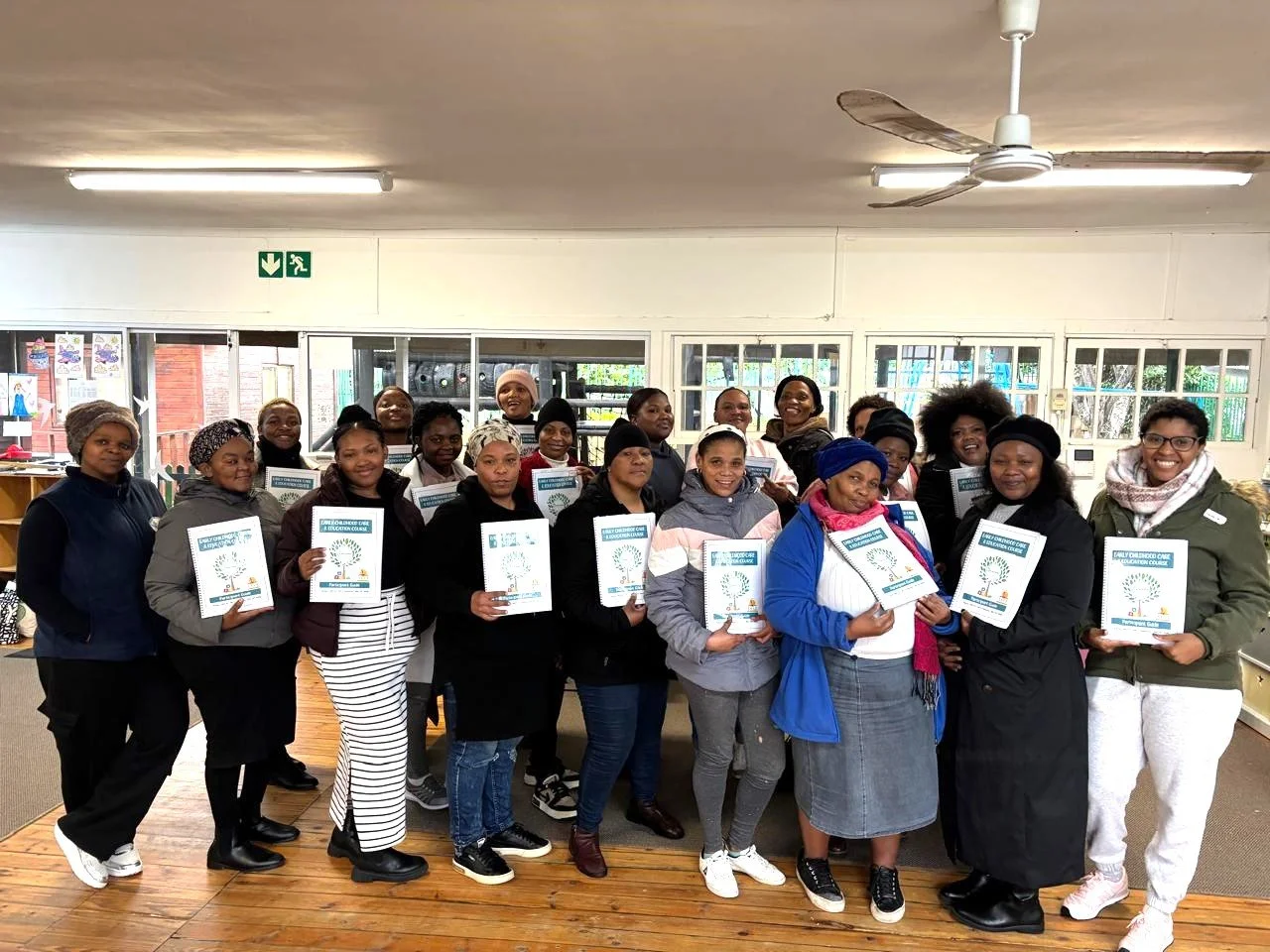 Lehrerinnen und Lehrer vom Kindergaren Little Lambs erhalten ihr Diplom.