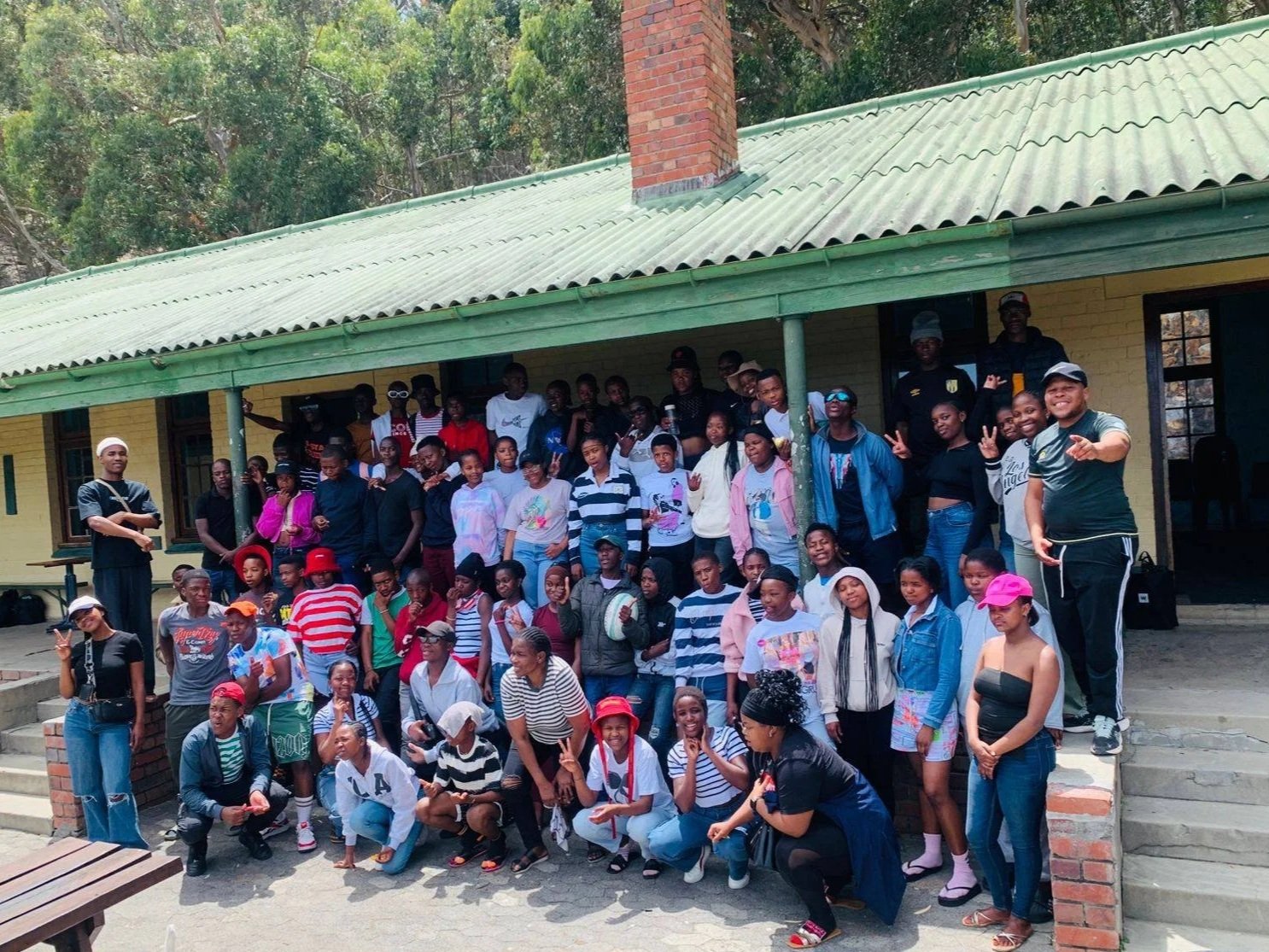 Ein Gruppenfoto von Jugendlichen, die das Sakhisizwe Youth Development Program in Hout Bay besuchen.