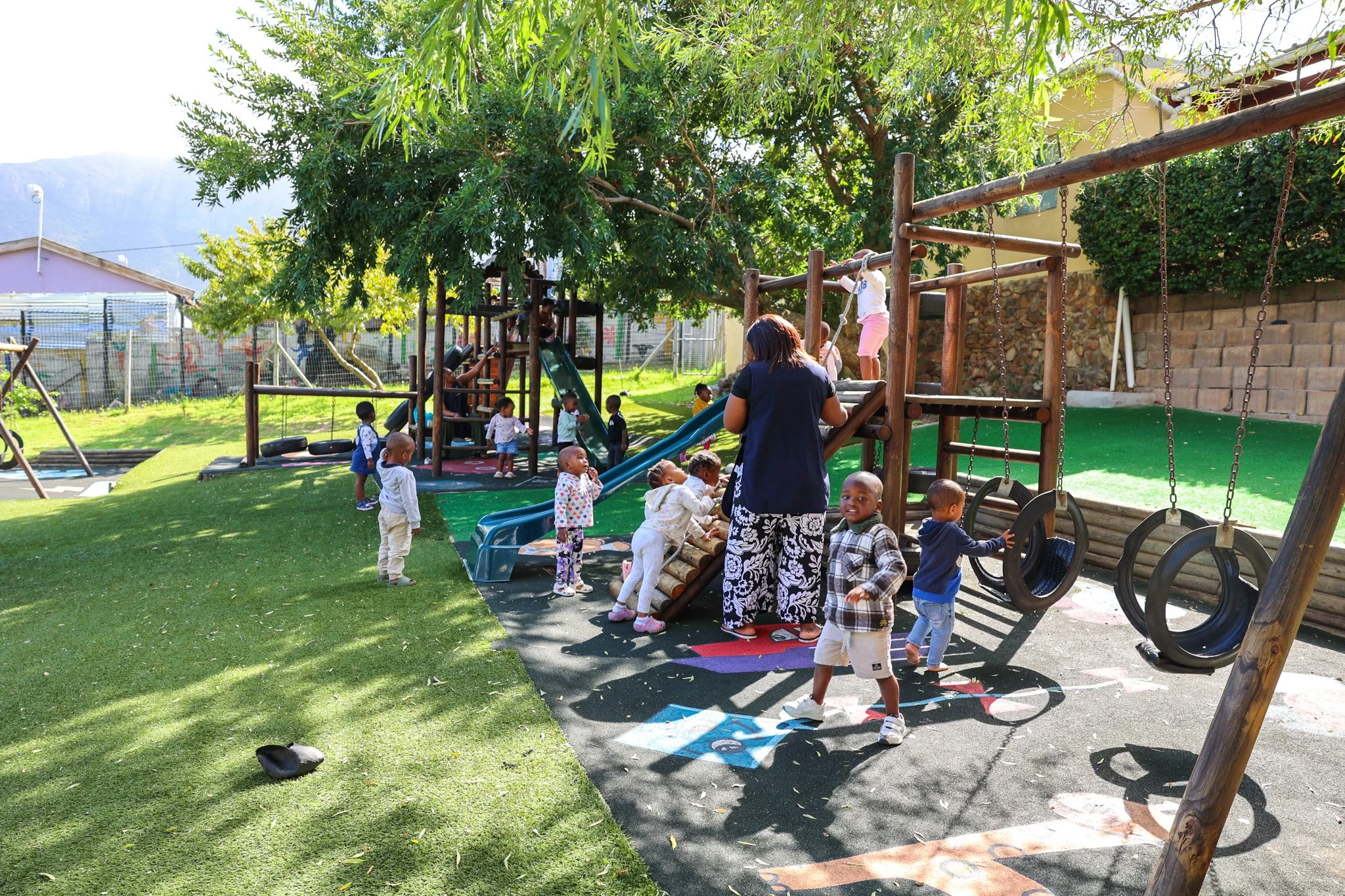 Kinder spielen auf dem Spielplatz von Little Lambs.