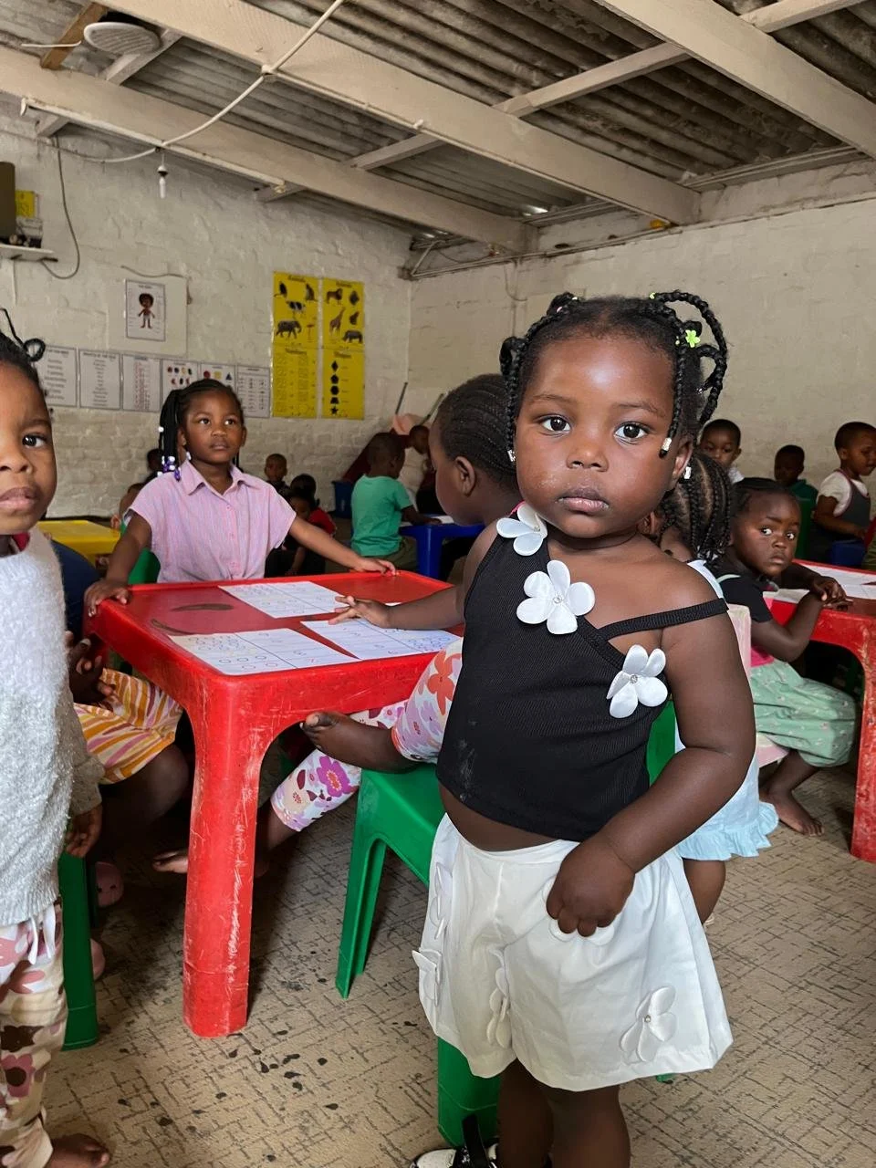 Kinder im Kassenzimmer von Funda Kunye bei Kapstadt.