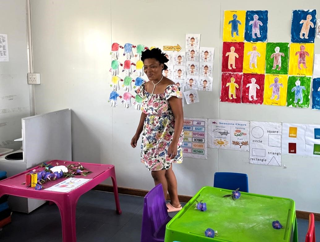 Eine Lehrerin im Klassenzimmer von True North.