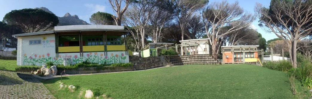Der fertig gebaute Kindergarten iKahya le Themba mit Rasen.