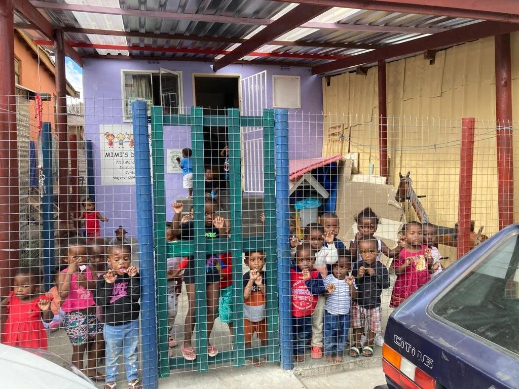 Kinder im Hof von Mimi's Daycare, ein Projekt von Funda Kunye in Hout Bay, Kapstadt.