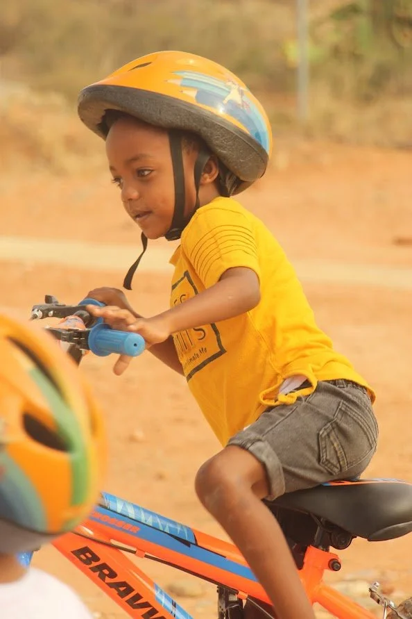 Ein Junge von der Heuwl Speelskool in Calitzdorp fährt mit dem Fahrrad.