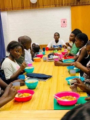 Jugendliche vom Sakhisizwe Youth Development Program beim gemeinsamen Mittagessen.