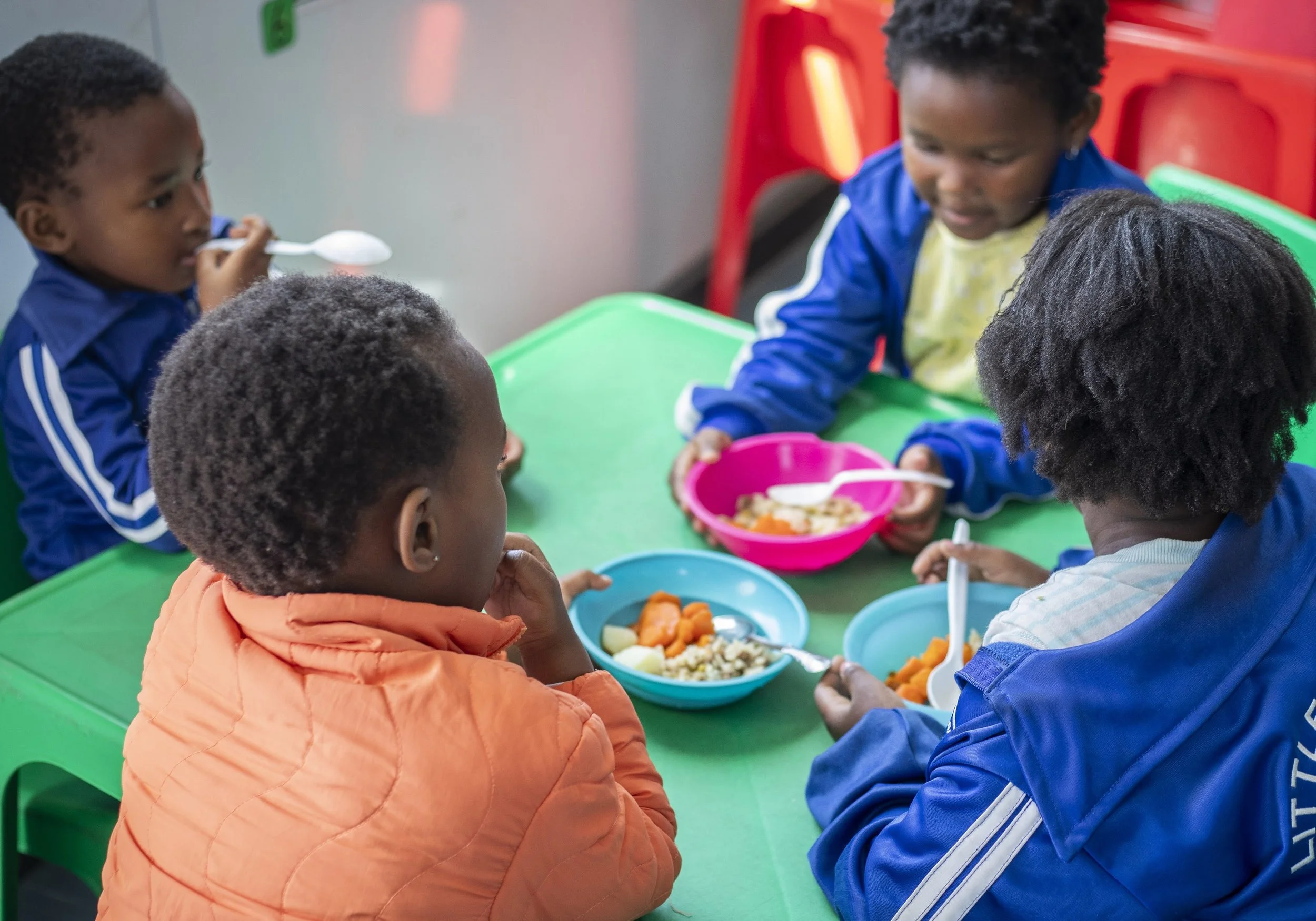 Kinder von True North essen gemeinsam zu Mittag.