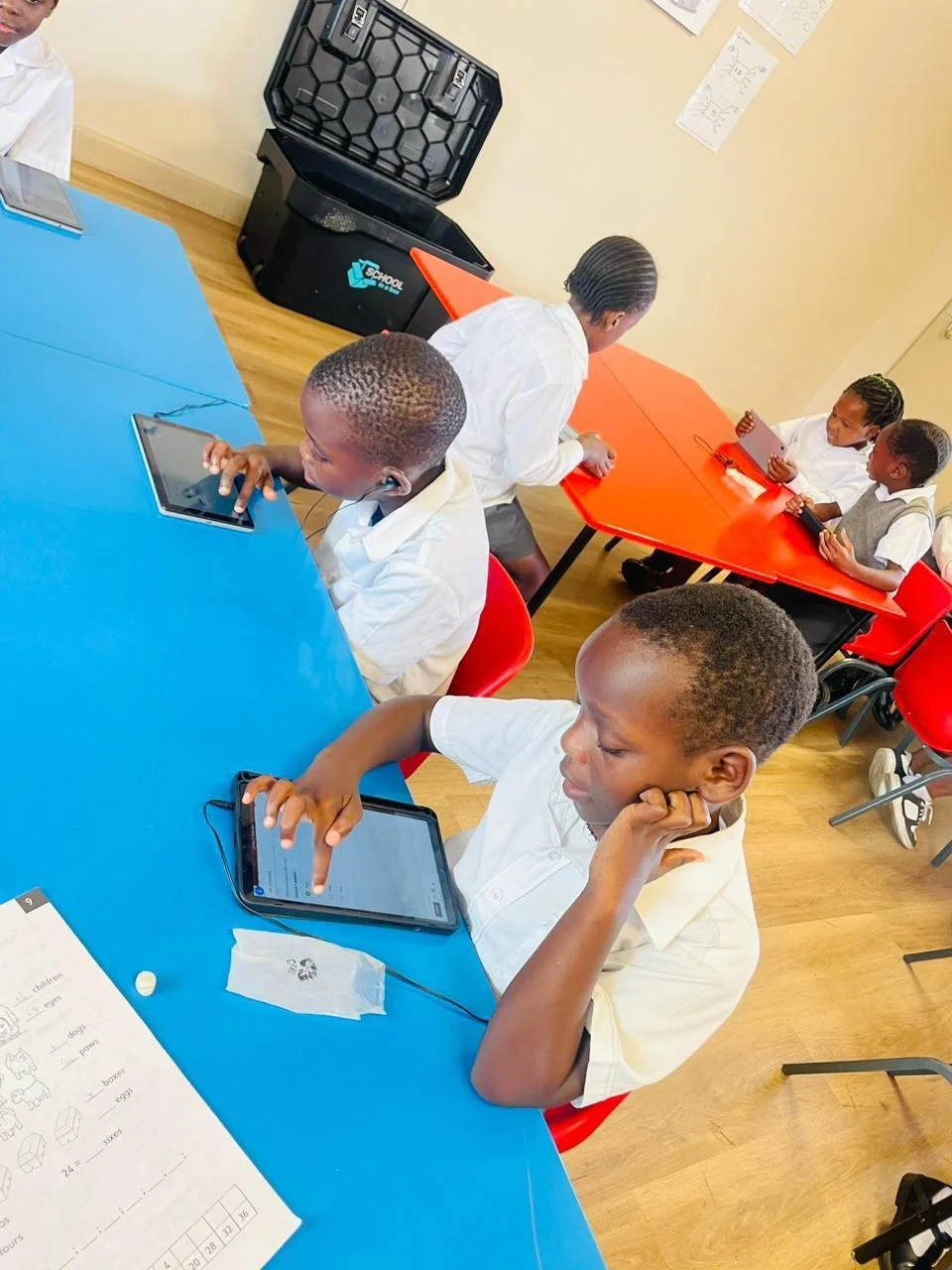 Schüler lernen mit deinem Tablet im School in a box Programm im Imizamo Yethu Learning Hub.