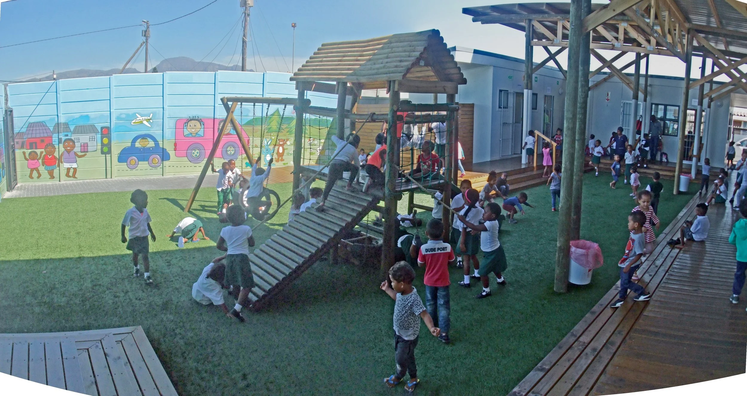 Spielende Kinder auf dem Pausenplatz von Ark Angels in Kapstadt.