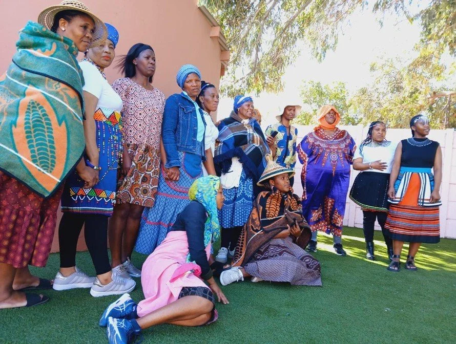 Lehrerinnen in traditionneller Tracht gekleidet vom Baphumelele Kindergarten in Kapstadt.