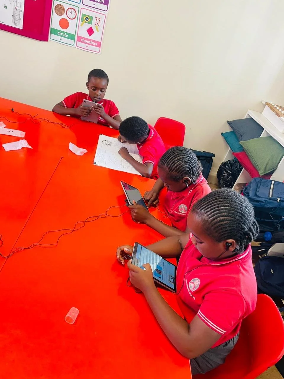 Schülerinnen und Schüler lernen im Imizamo Yethu Learning Hub.