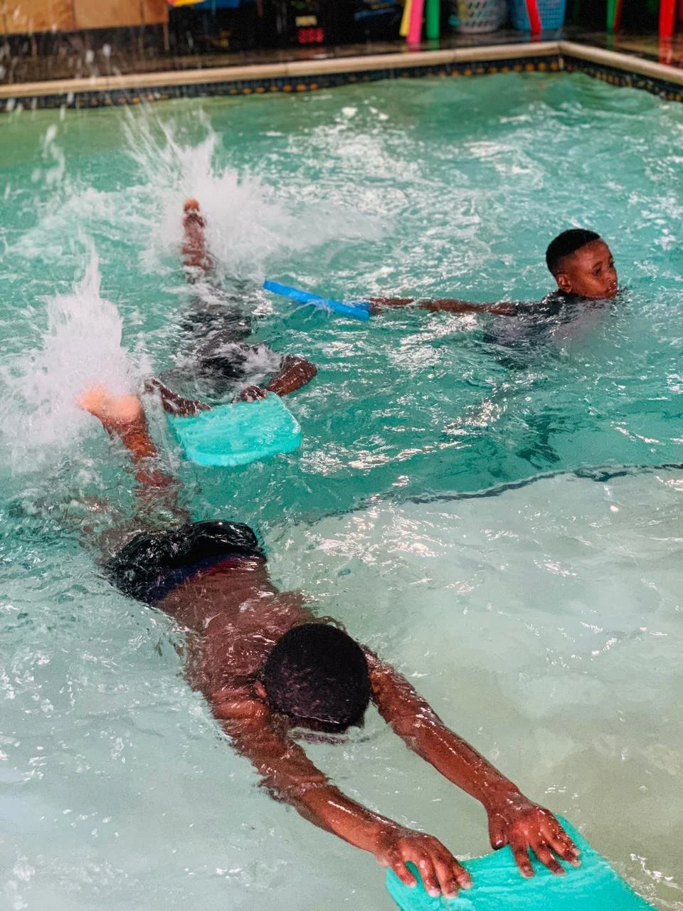 Jugendliche beim Schwimmunterricht vom Sakhisizwe Youth Development Program.