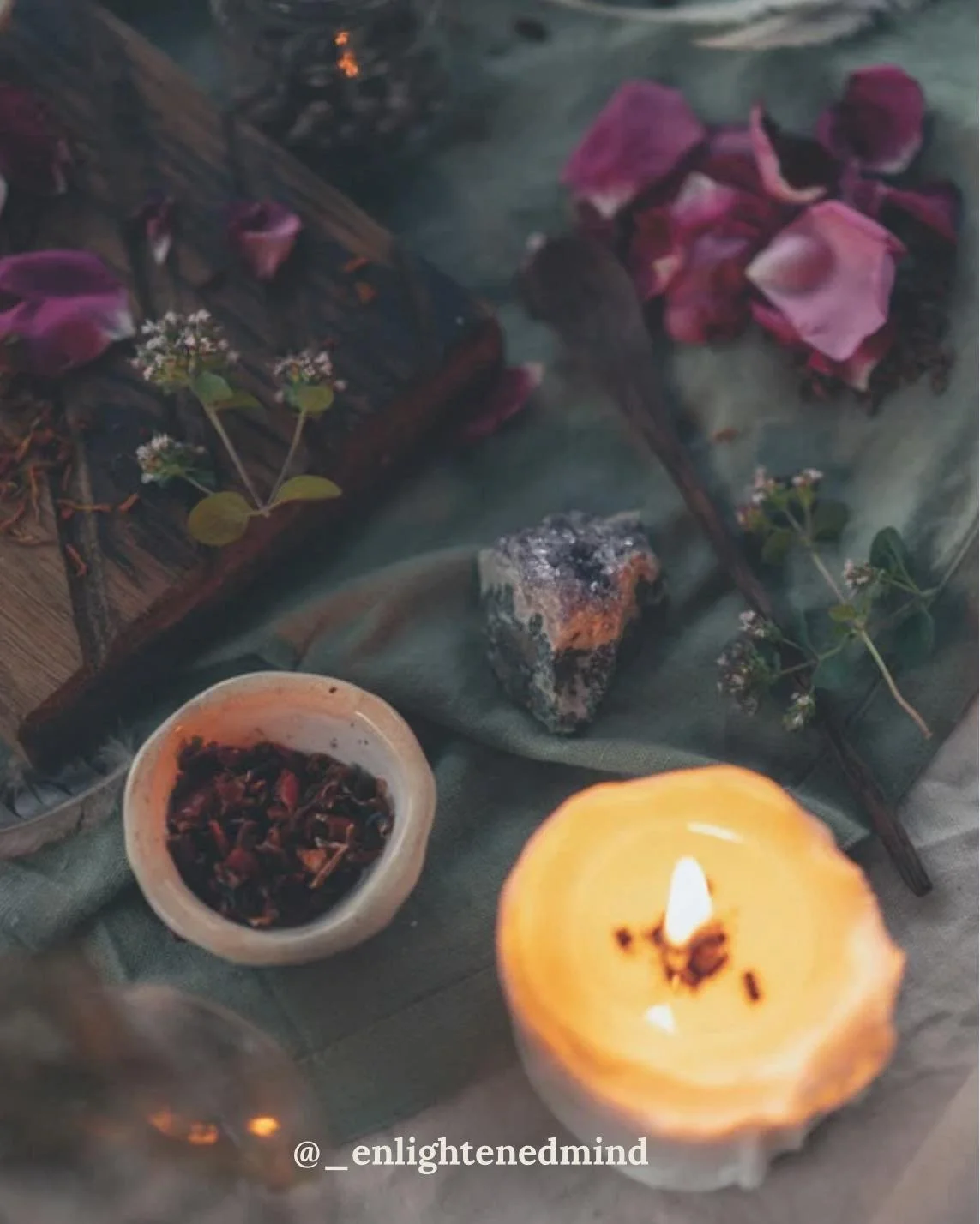 🔮 Mindful Monday: Casting Your Weekly Intention

The Monday scaries can feel like a curse, but today, we're swapping dread for deep intention. A witch doesn't just hope for things; she carefully prepares her ingredients and casts a clear, focused sp